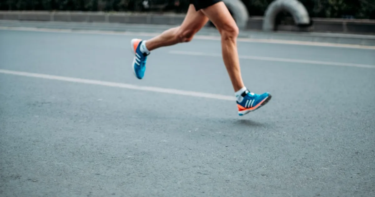 Atleta entrenando para mejorar el VO2 máx mediante intervalos de alta intensidad