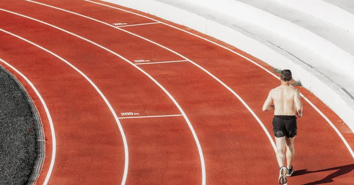 Persona haciendo sprints de alta intensidad HIIT vs caminata larga LISS
