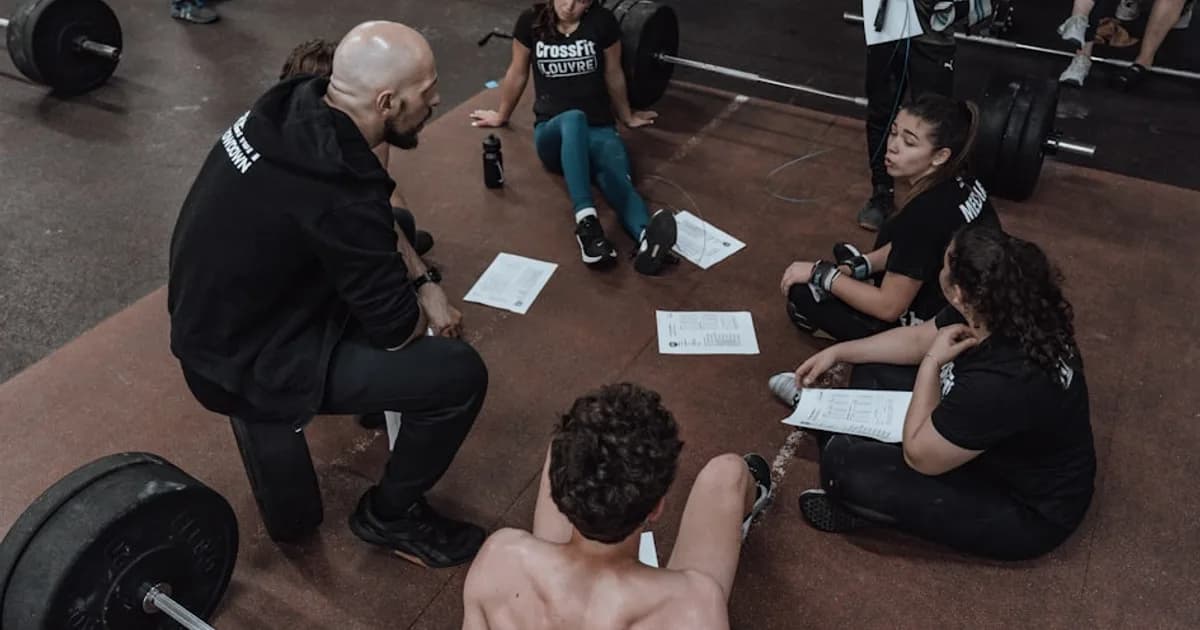 Atleta de CrossFit planificando su programa de entrenamiento periodizado