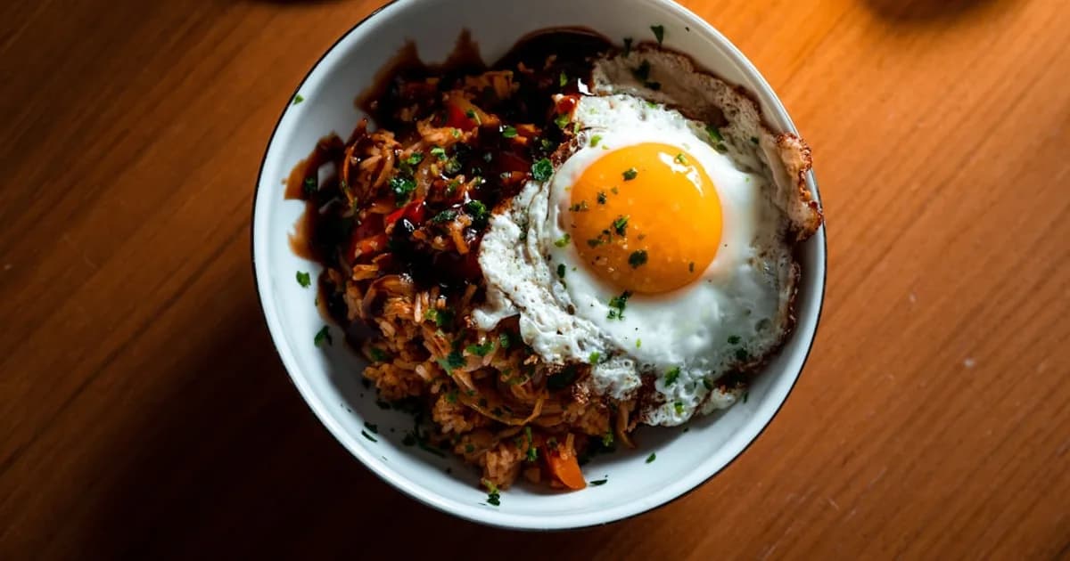 Comida alta en proteínas para ganar masa muscular: pollo, huevos y arroz