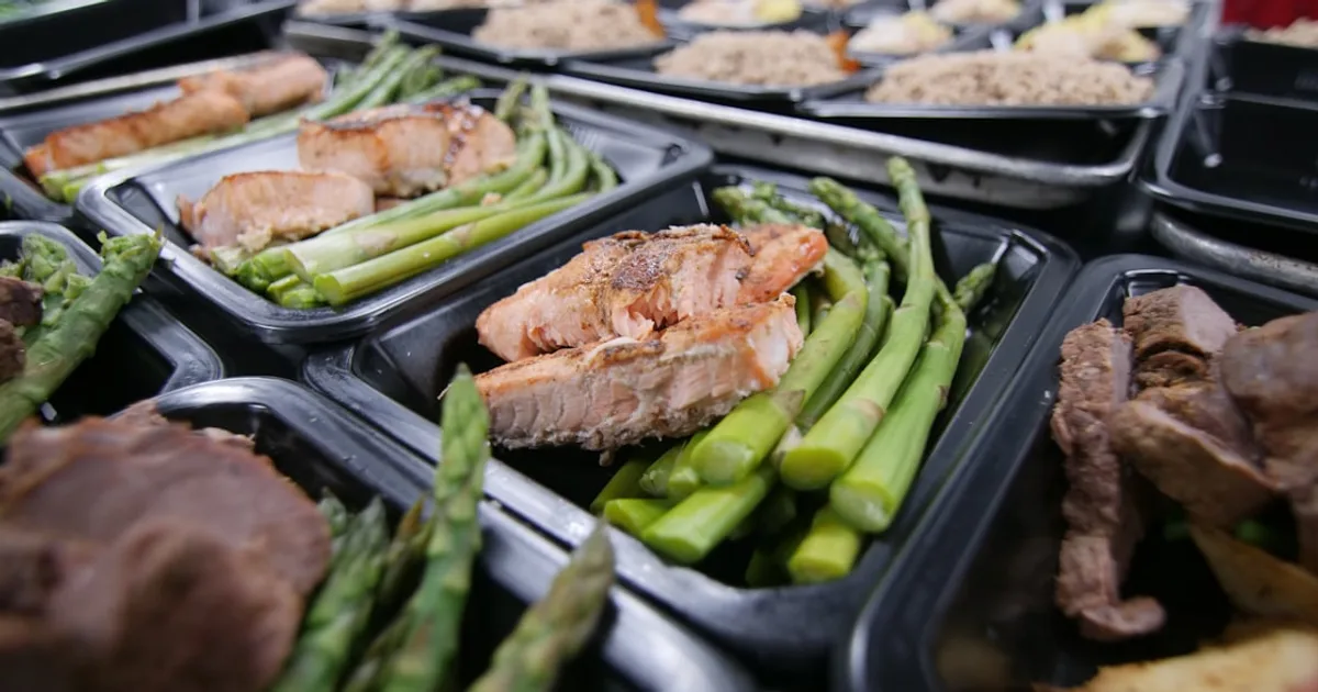 Báscula de cocina y alimentos para calcular macronutrientes y ganar músculo