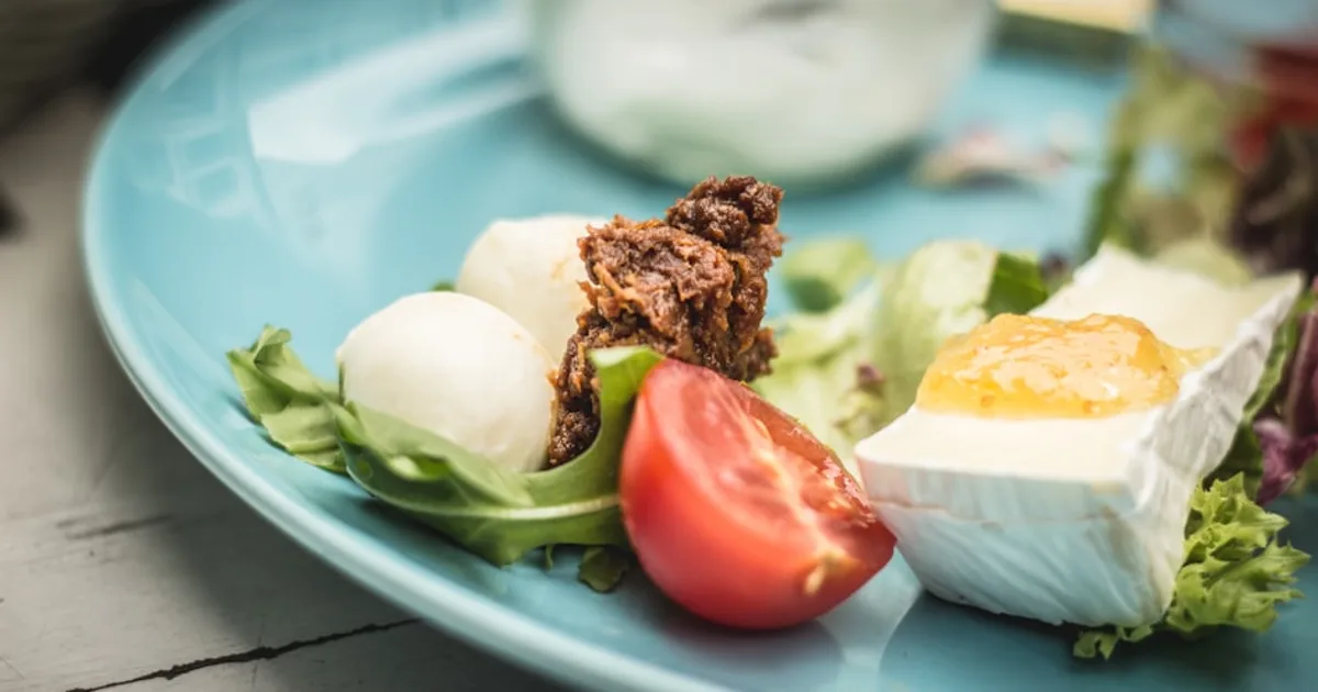 Desayuno alto en proteína con huevos, yogur griego y frutos secos