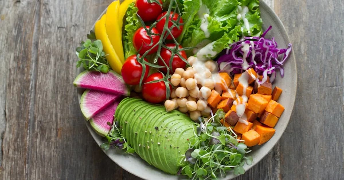 Persona manteniendo su peso después de una dieta con alimentación equilibrada