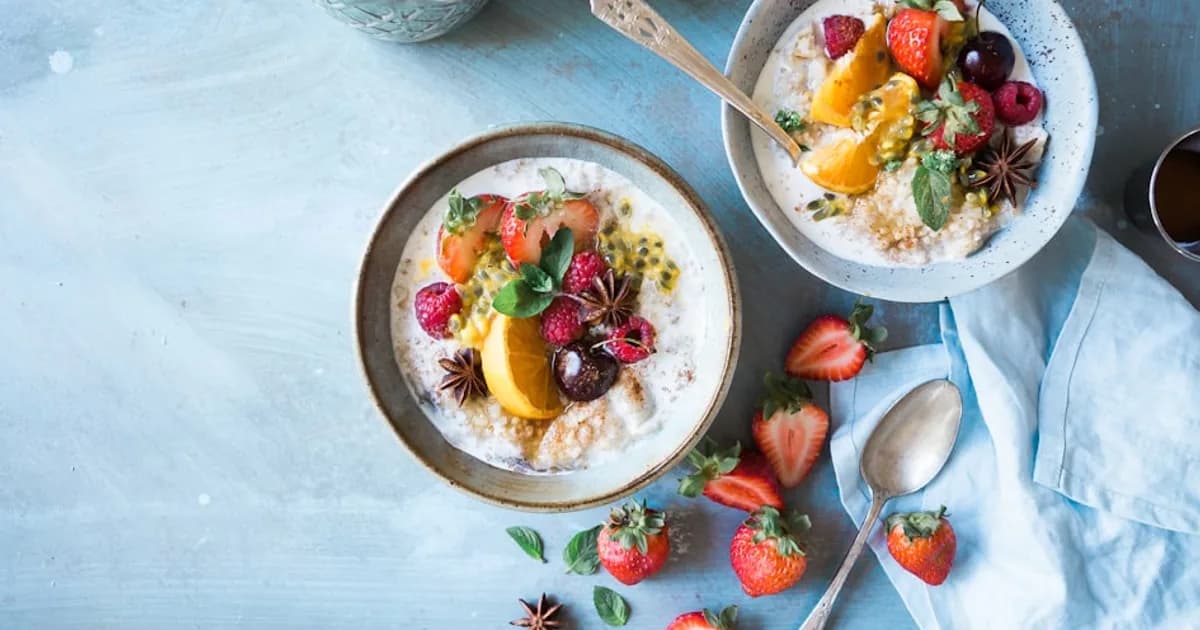 Desayuno pre-entrenamiento con avena, huevos y fruta para deportistas