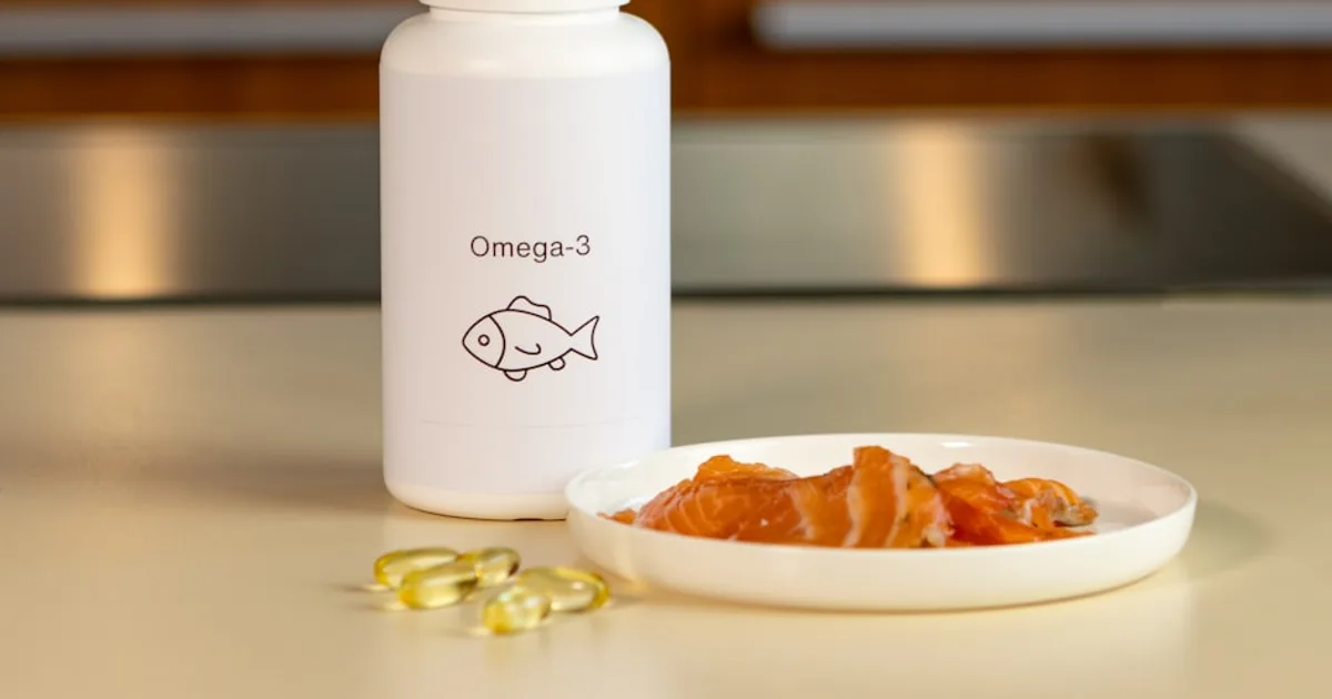 Cápsulas de omega-3 con pescado azul al fondo para deportistas